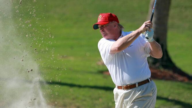 Donald Trump saca la pelota de un búnker.