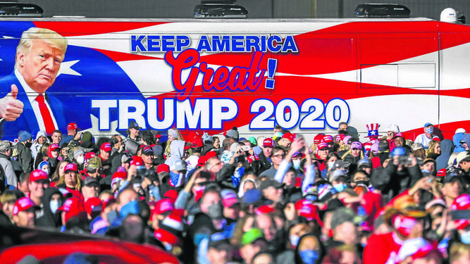 Un camión de la campaña de Trump en uno de sus multitudinarios mítines.