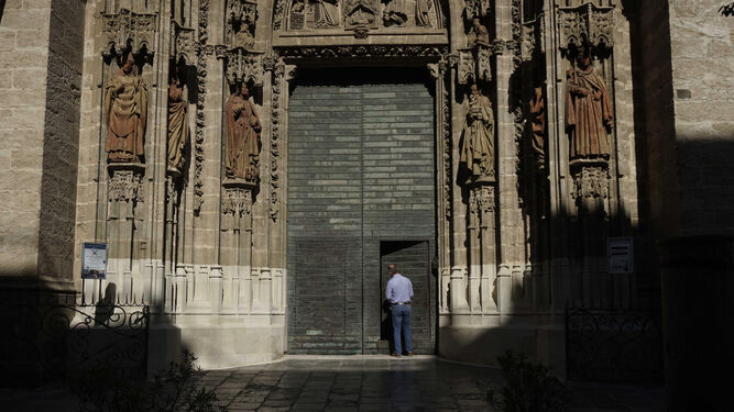 Una de las entradas a la Catedral de Sevilla.
