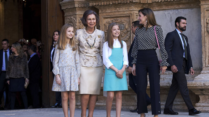 Con Doña Letizia y sus dos hijas, en la misa de Pascua de 2018, en la que se produjo el 'rifirrafe' entre ellas.