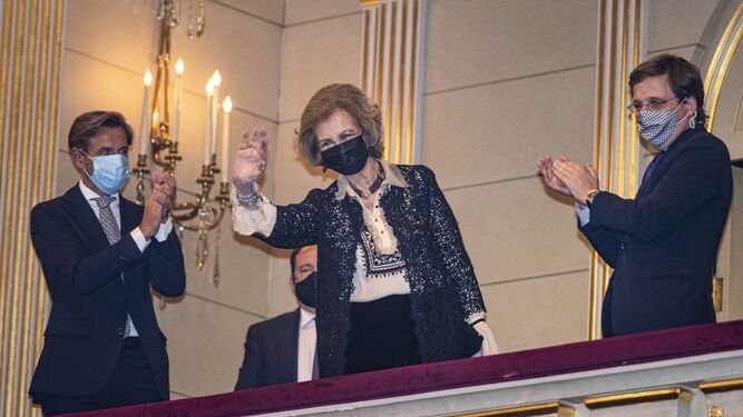 Doña Sofía saluda tras ser ovacionada en el Teatro Real.