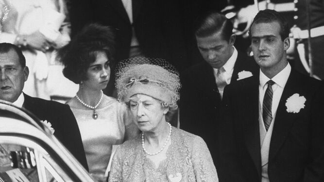 Con su madre (centro), el entonces príncipe de España Juan Carlos y su padre.
