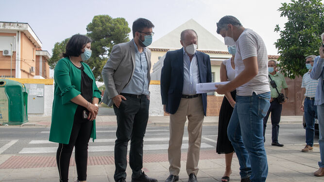 Visita de Rodríguez Villalobos a Gerena, junto al alcalde y la diputada de Cohesión Territorial.