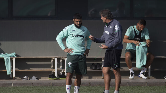 Fekir escucha con atención a Manuel Pellegrini en un entrenamiento de esta semana.