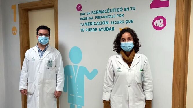 La jefa del servicio de Farmacia del  Valme, Esther Márquez, y el farmacéutico Ramón Morillo que ha  participado en el proceso de acreditación.
