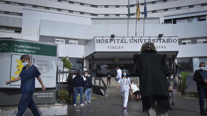 Sanitarios y pacientes en el entorno de la entrada principal del Hospital Virgen Macarena.