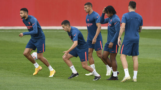 En-Nesyri encabeza un grupo en el entrenamiento del martes, con Diego Carlos, Koundé y Ocampos.