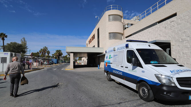 Una ambulancia ante el Hospital Juan Ramón Jiménez de Huelva.