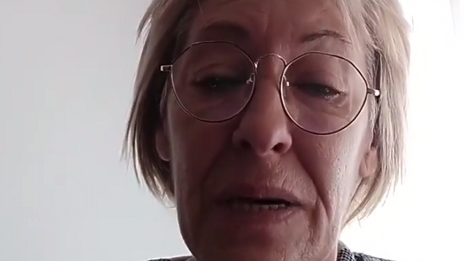 Una imagen del vídeo de la madre denunciando el caso.