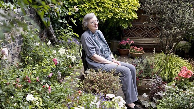 La escritora Penelope Lively (El Cairo, 1933) en el jardín de su casa de Islington.