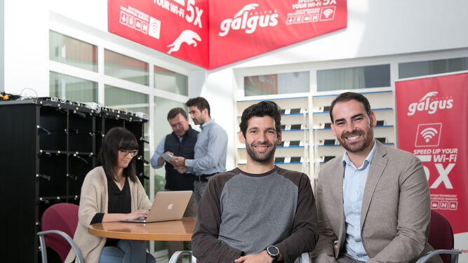 José González, a la derecha, y José Antonio Delgado, socios fundadores de Galgus. Al fondo parte del equipo de la startup sevillana.