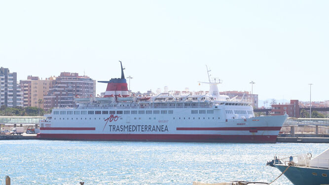 Un navío de Transmediterránea en el puerto de Almería.