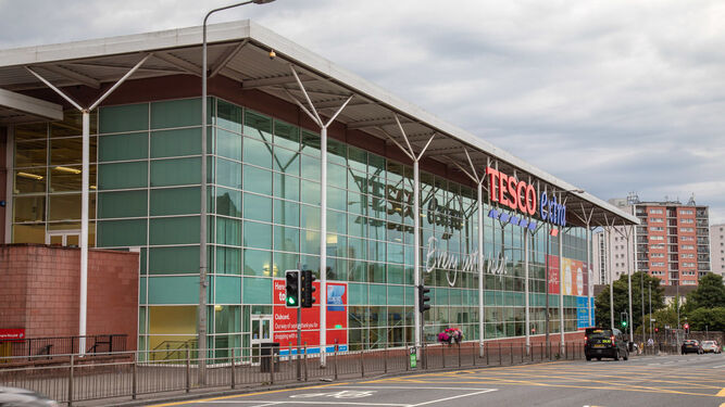 Tesco es líder en el mercado británico de los supermercados.