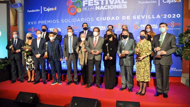 Foto de familia de los premiados con las autoridades participantes en la entrega de los Premios Solidarios del Festival de las Naciones.