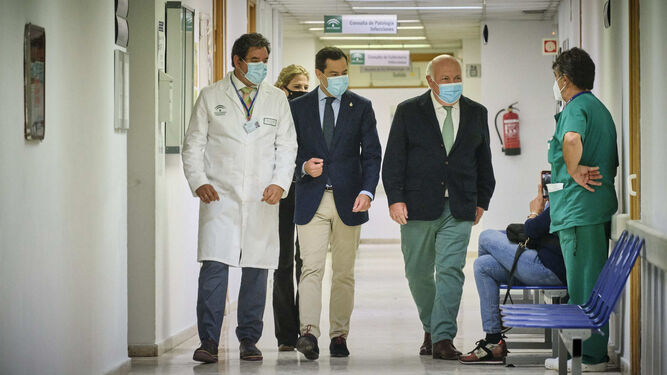 Moreno y el consejero de Salud visitan el hospital de Puerto Real.