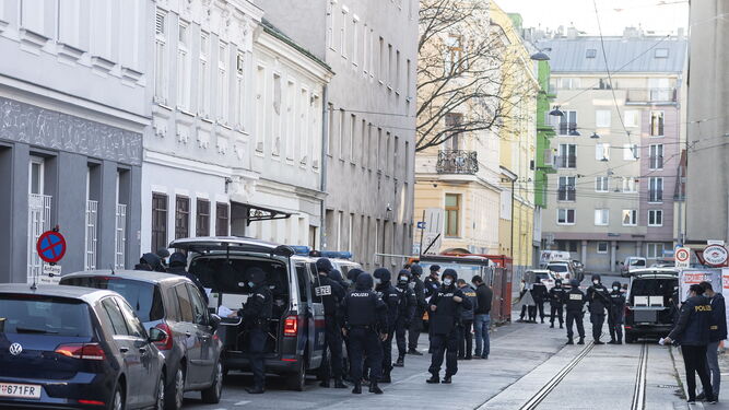 Agentes de policías armados realizan una redada en una mezquita de Viena.