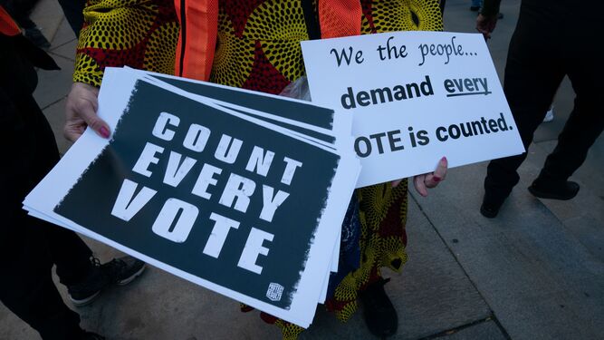 Carteles en Nueva York reclamando que se cuenten todos los votos en las elecciones en Estados Unidos