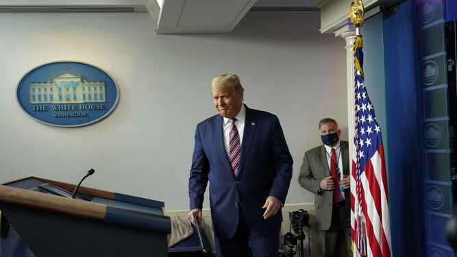 Trump se dirige al púlpito para la rueda de prensa