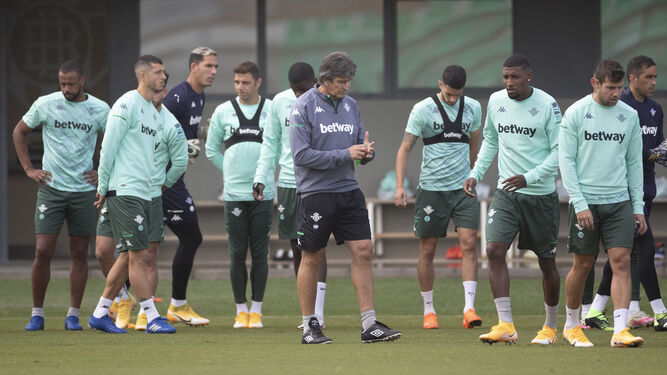 Manuel Pellegrini junto a sus jugadores en un entrenamiento.