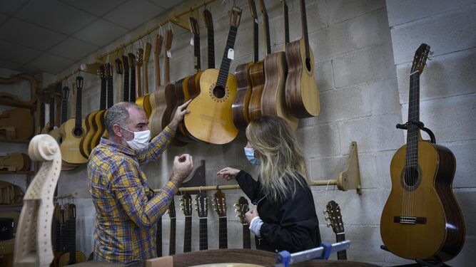 Varias de las guitarras fabricadas artesanalmente en la Escuela Della Robbia, en Gelves.