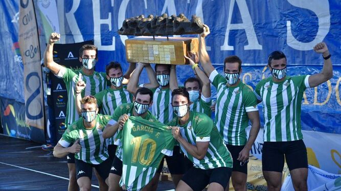 La tripulación del Betis posa con el 'Cocodrilo', el trofeo  José Antonio Muñoz 'Anchoa'.