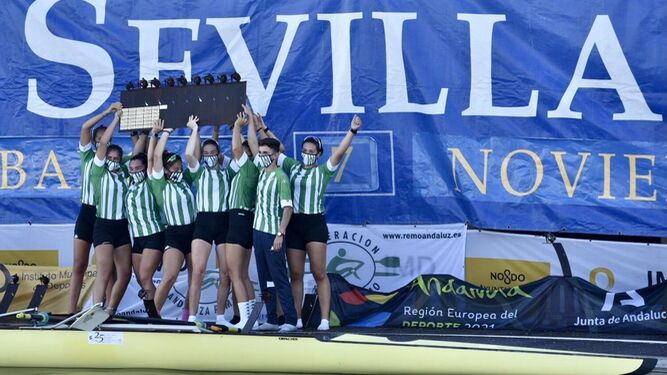El Betis celebra su triunfo en la 31 Regata Sevilla-Betis femenina