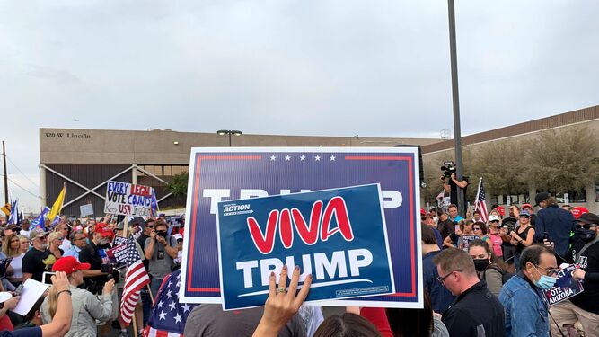 Seguidores de Trump protestan en Phoenix, Arizona.