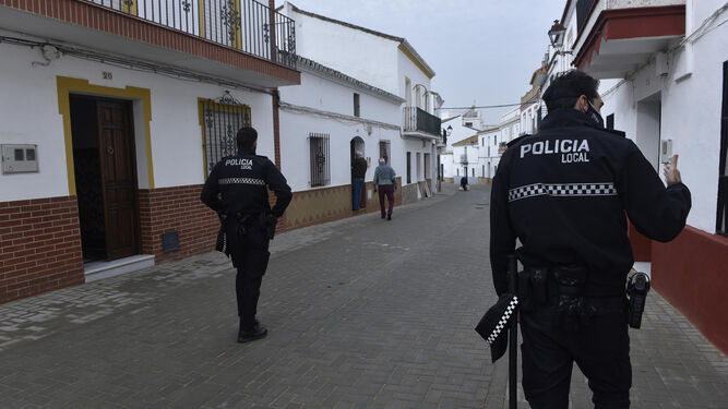 Policías locales de Albaida, que ya están llamado y visitando a personas que deben estar confinadas.