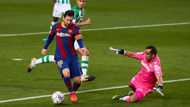 Leo Messi intenta regatear al portero del Betis Claudio Bravo.