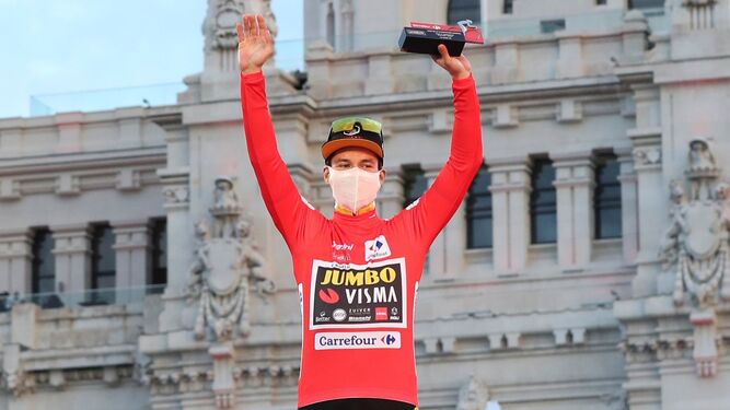 Roglic posa con el maillot de ganador de la Vuelta.