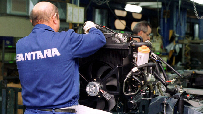 Un trabajador de la fábrica de Santana Motor de Linares (Jaén), en el año 2002.