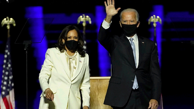 Kamala Harris (i) y Joe Biden (d), tras ganas las elecciones de EEUU.