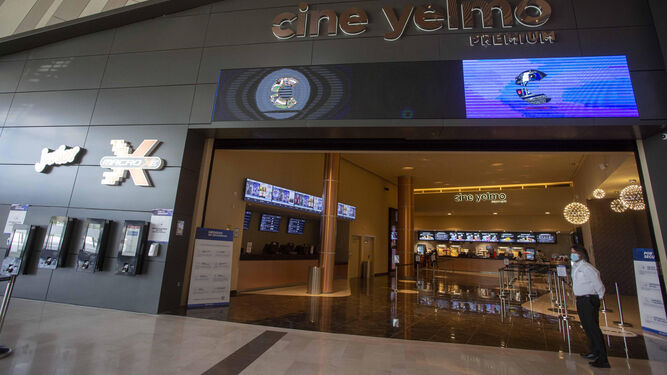 Los cines Yelmo del centro Lagoh, que hoy anunciaron su cierre temporal, durante su inauguración.