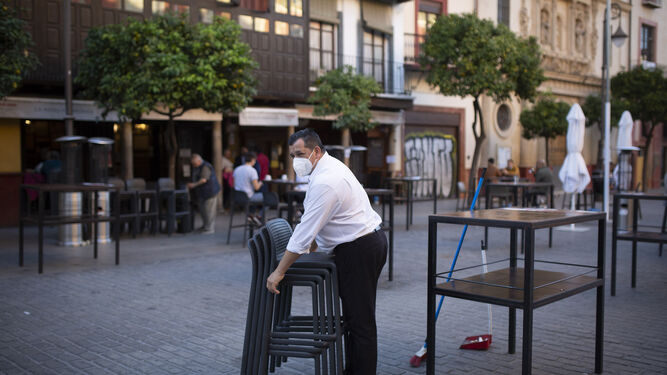 El cierre de los comercios y la hosteler&iacute;a se adelantan en Sevilla