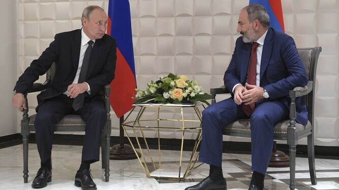 El presidente de Rusia, Vladimir Putin, y primer ministro de Armenia, Nikol Pashinian.