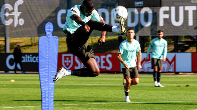 William Carvalho, con Cristiano al fondo, realiza un gran control en el entrenamiento de esta tarde en Lisboa.