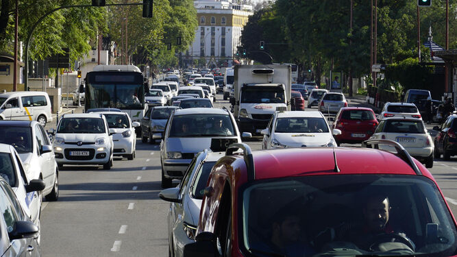 Tráfico de vehículos en el Paseo de Colón de Sevilla.