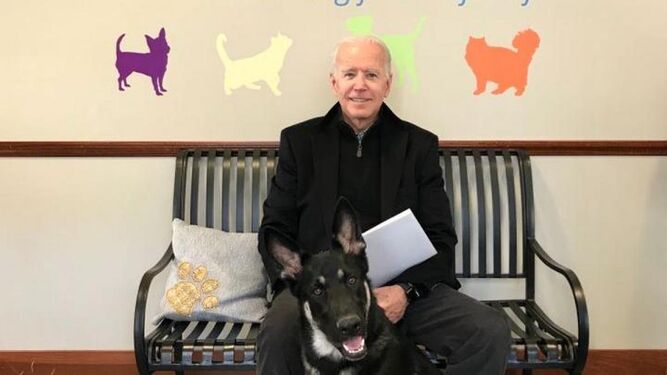 Biden, posando con su perro Major el día que lo recogió de un refugio de animales.