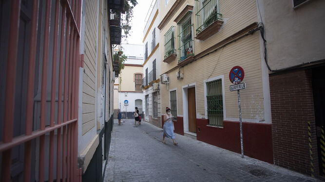 Paseos por Sevilla organiza un recorrido por calles desconocidas o recónditas que marcan la historia de la ciudad.