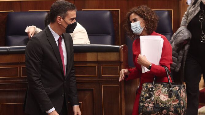El presidente del Gobierno, Pedro Sánchez, y la ministra portavoz y de Hacienda, María Jesús Montero, este miércoles en el Congreso.