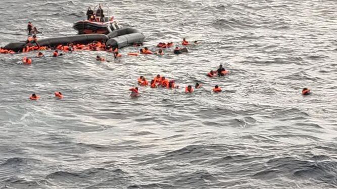 Imagen del rescate de Open Arms a los migrantes en alta mar cerca de la costa libia.