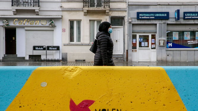 Una mujer pasea por el barrio de Molenbeek (Bruselas), donde se ocultó el único yihadista capturado.