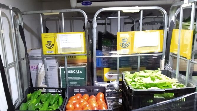 Varias cajas de hortalizas en uno de los vehículos frigoríficos de Correos.