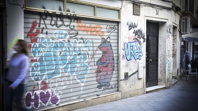 Pintadas en la persiana de un negocio del centro de la ciudad