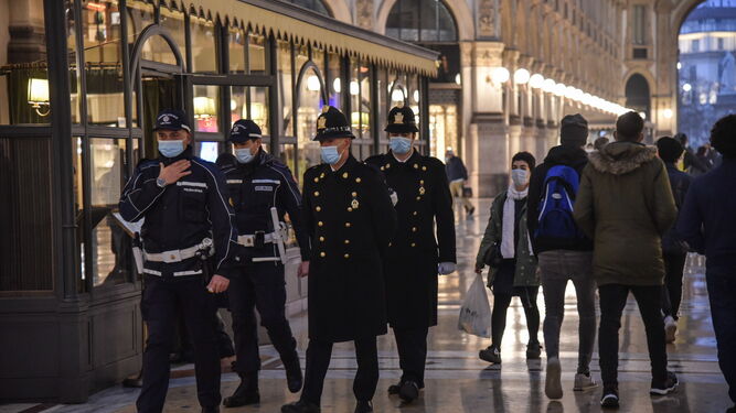 Policías patrullando las calles de Milán.