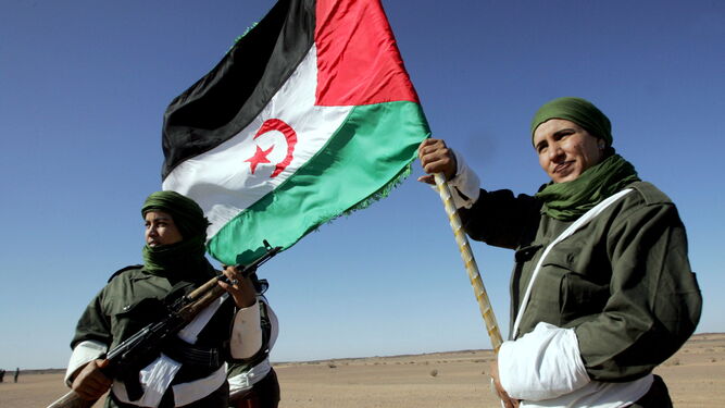 Una saharaui porta una bandera del Sáhara