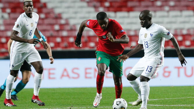 William Carvalho presiona a Kanté en un lance del Portugal-Francia.