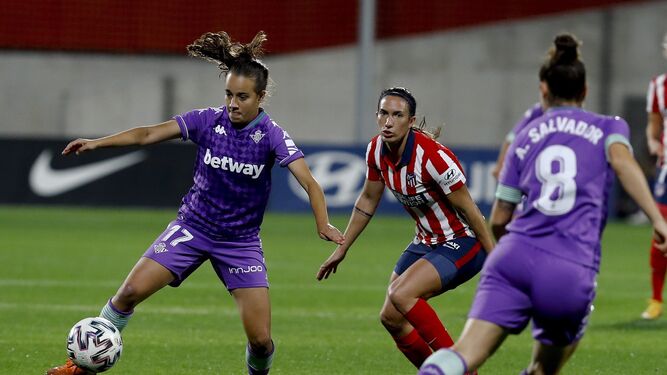 Rosa Márquez controla ante una jugadora del Atlético.