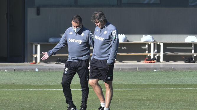 Manuel Pellegrini dialoga con Alexis en el entrenamiento.