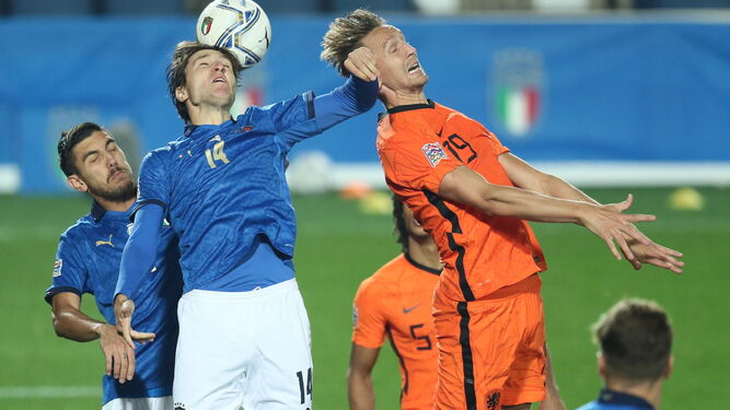 Luuk de Jong salta en un balón de cabeza en un un Italia-Holanda.